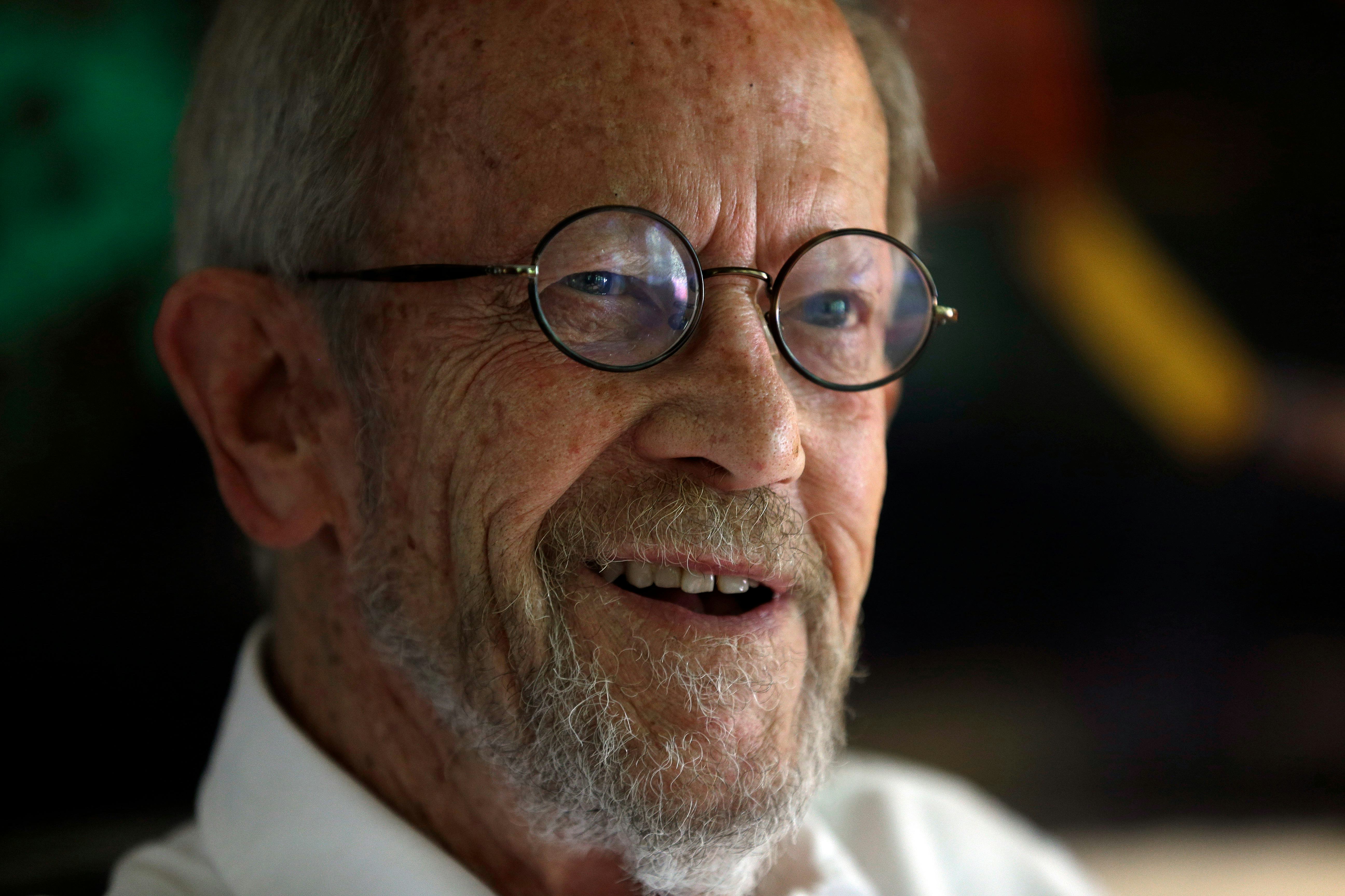 Elmore Leonard Shows author Elmore Leonard at his Bloomfield Township, Mich., home. Leonard, the cri...