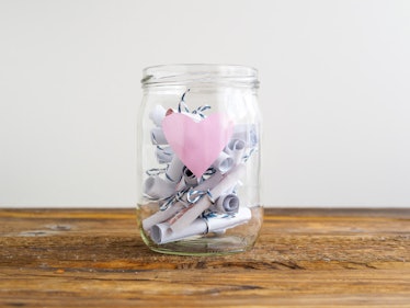 Free one-year anniversary gift ideas include a date night jar.