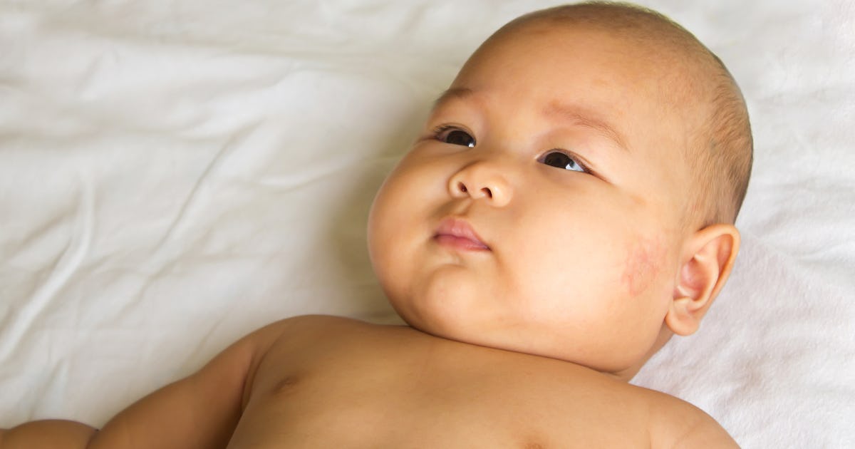 Baby Stares At The Ceiling A Lot Experts Promise It S Normal Baby Stares At The Ceiling A Lot Experts Promise It S Normal