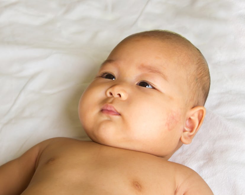 it's normal for newborns to start at the ceiling at lot