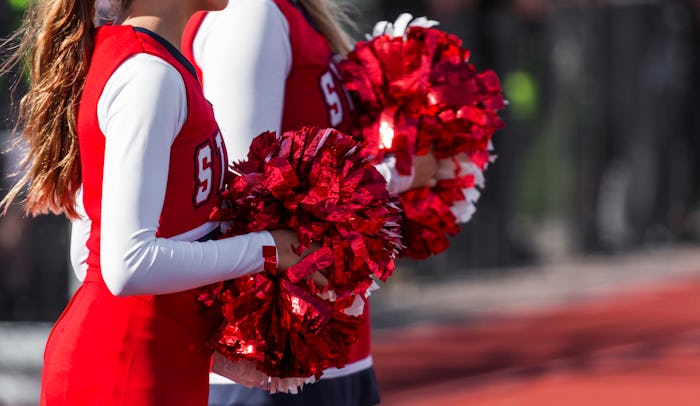 Dad goes viral after performing his daughter's cheerleading routine from the stands.