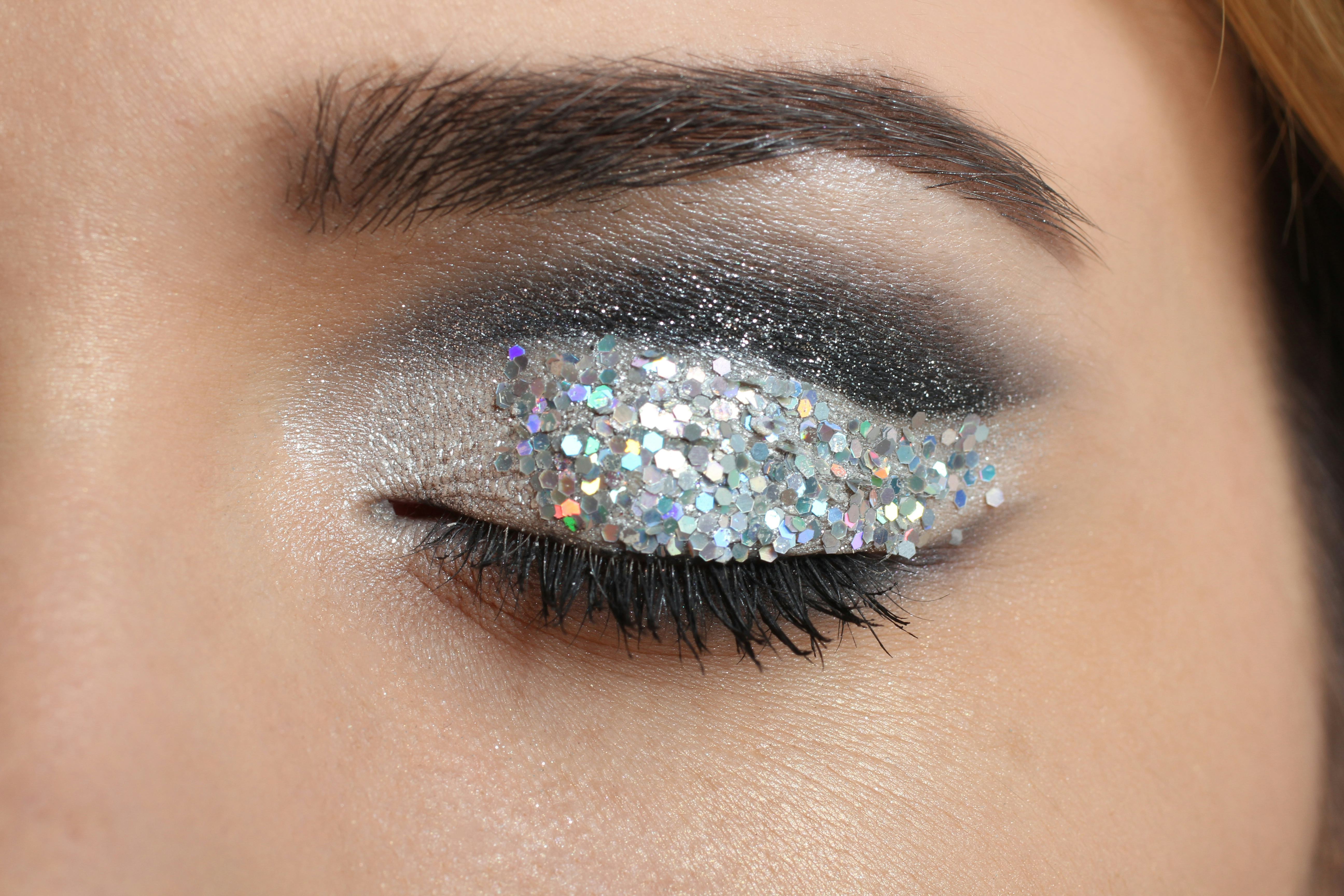 How To Apply Glitter Eyeshadow, According To Beauty Experts