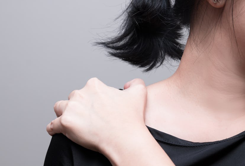 Women have shoulder pain, rubbing for relaxation