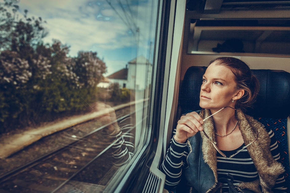 Люди в жизни как поезда. Несёт нас поезд жизни в никуда, а в общем-то и даже ниоткуда.. Девушка едет в поезде в никуда красивые фото.