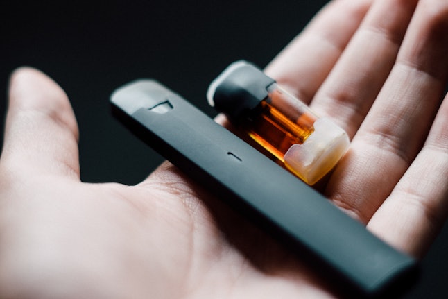 Disposable vape pen with refill capsule at your fingertips