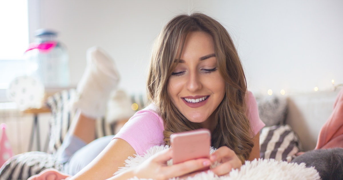 7 Tips For Letting Someone Down Gently, According To Experts online dating how to turn someone down