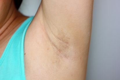 woman claneing her armpits, pulling armpits