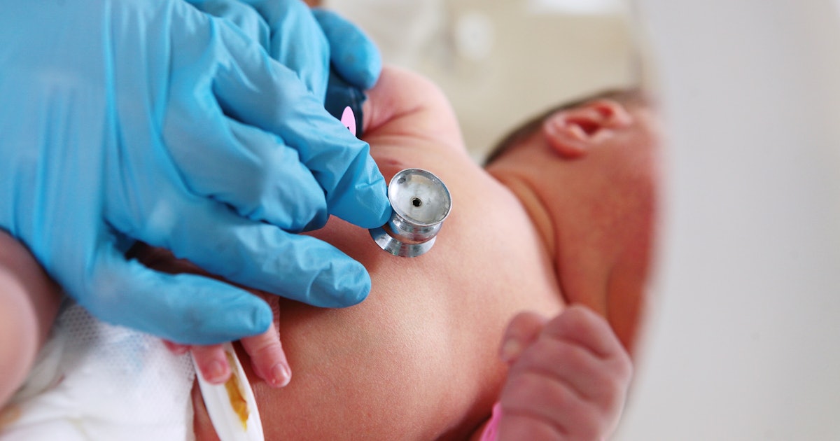 Недоношенный кровоизлияние. Родовые травмы новорожденных. Гипоксия реанимация новорожденных. Жизнь новорожденного в руках врача. Младенец в руках медика.