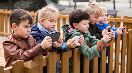 Five kidsare chatting on their smartphone