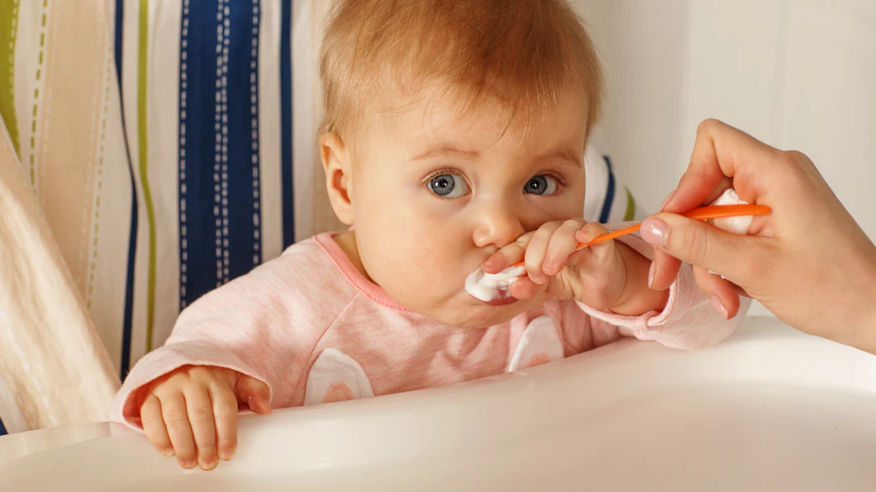 When Do You Teach Your Baby To Use A Spoon? Sooner Than You Think ...