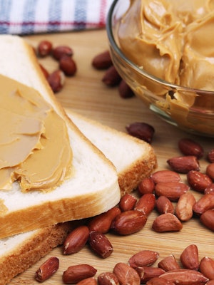 Sandwiches with peanut butter and peanuts	