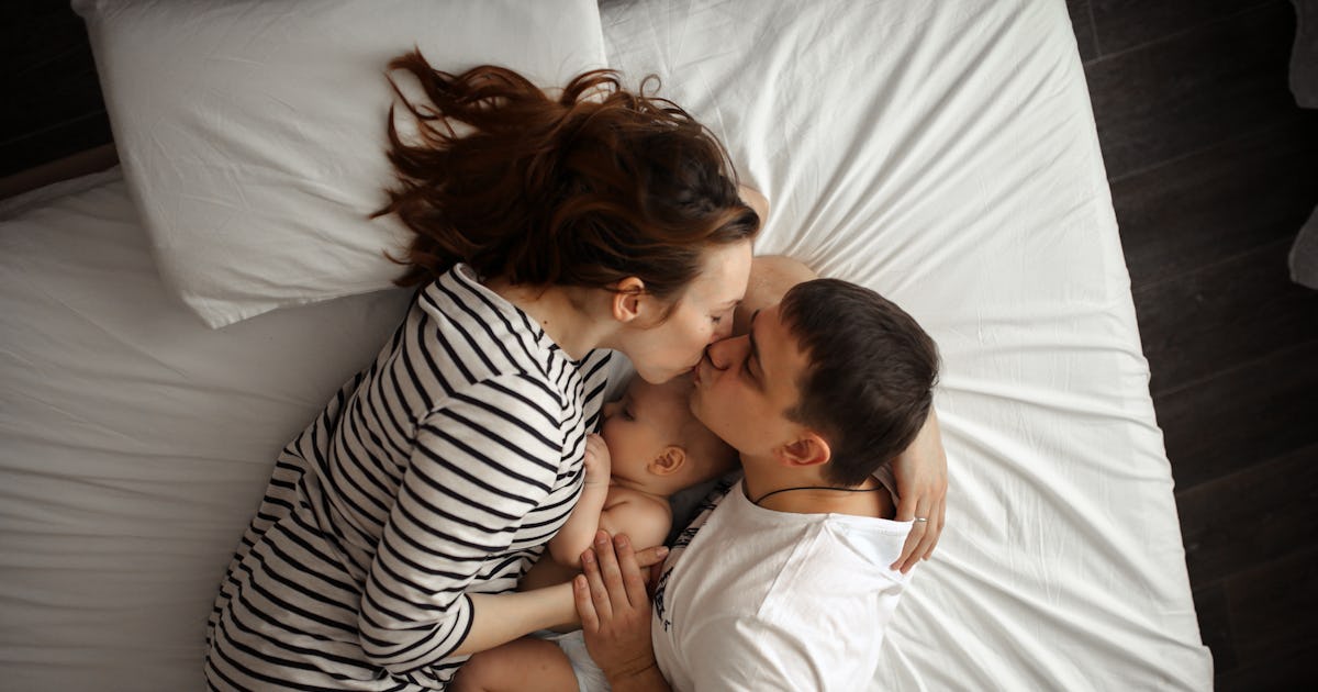 Cho con bú ảnh hưởng thế nào đến chuyện ấy? | viamclinic.vn