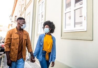 These expert tips for dodging a kiss during a pandemic date are so valuable.