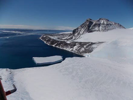 Flying over the antartica peninsula