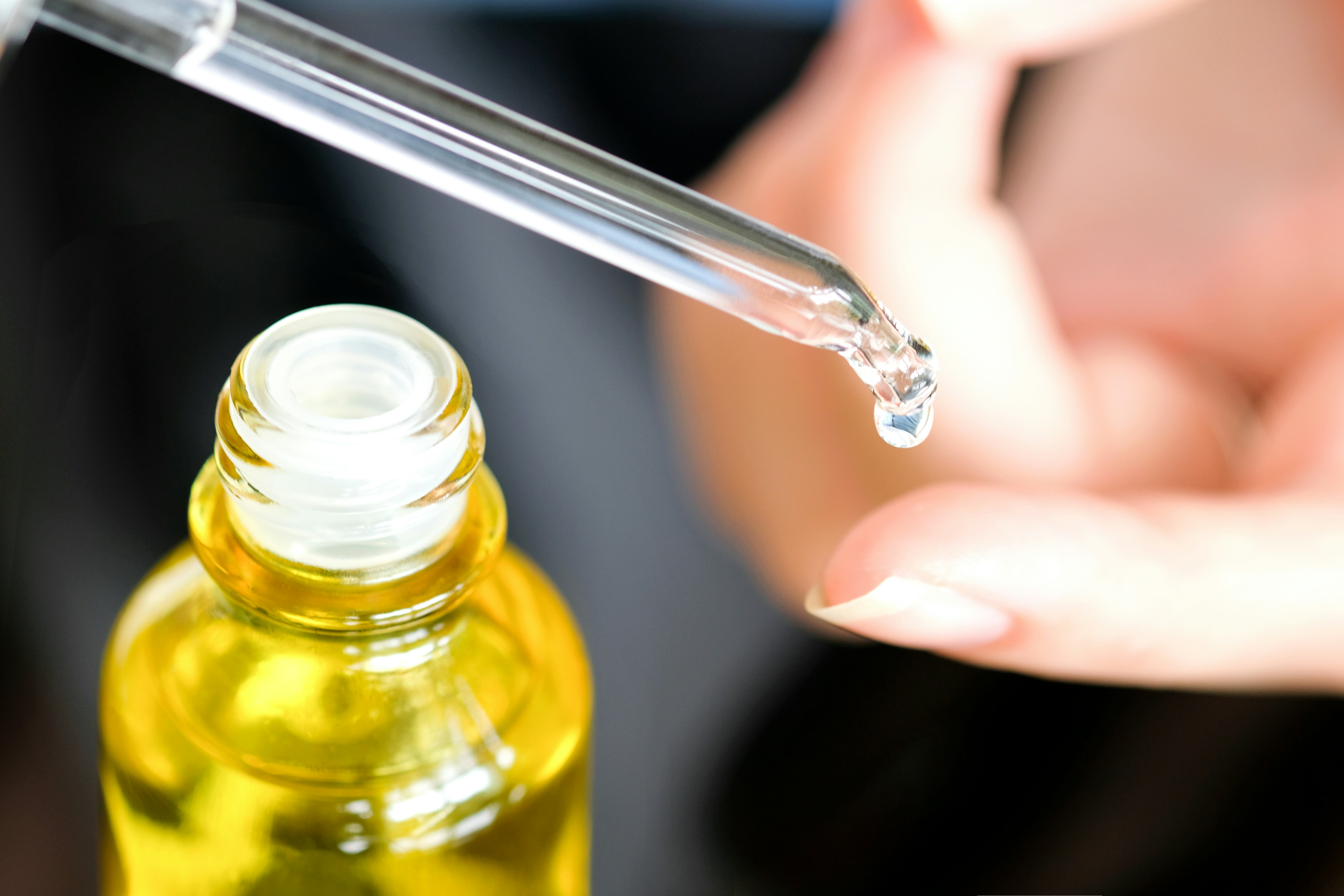 How To Apply Face Oil Properly, Because You Definitely Need It In Your