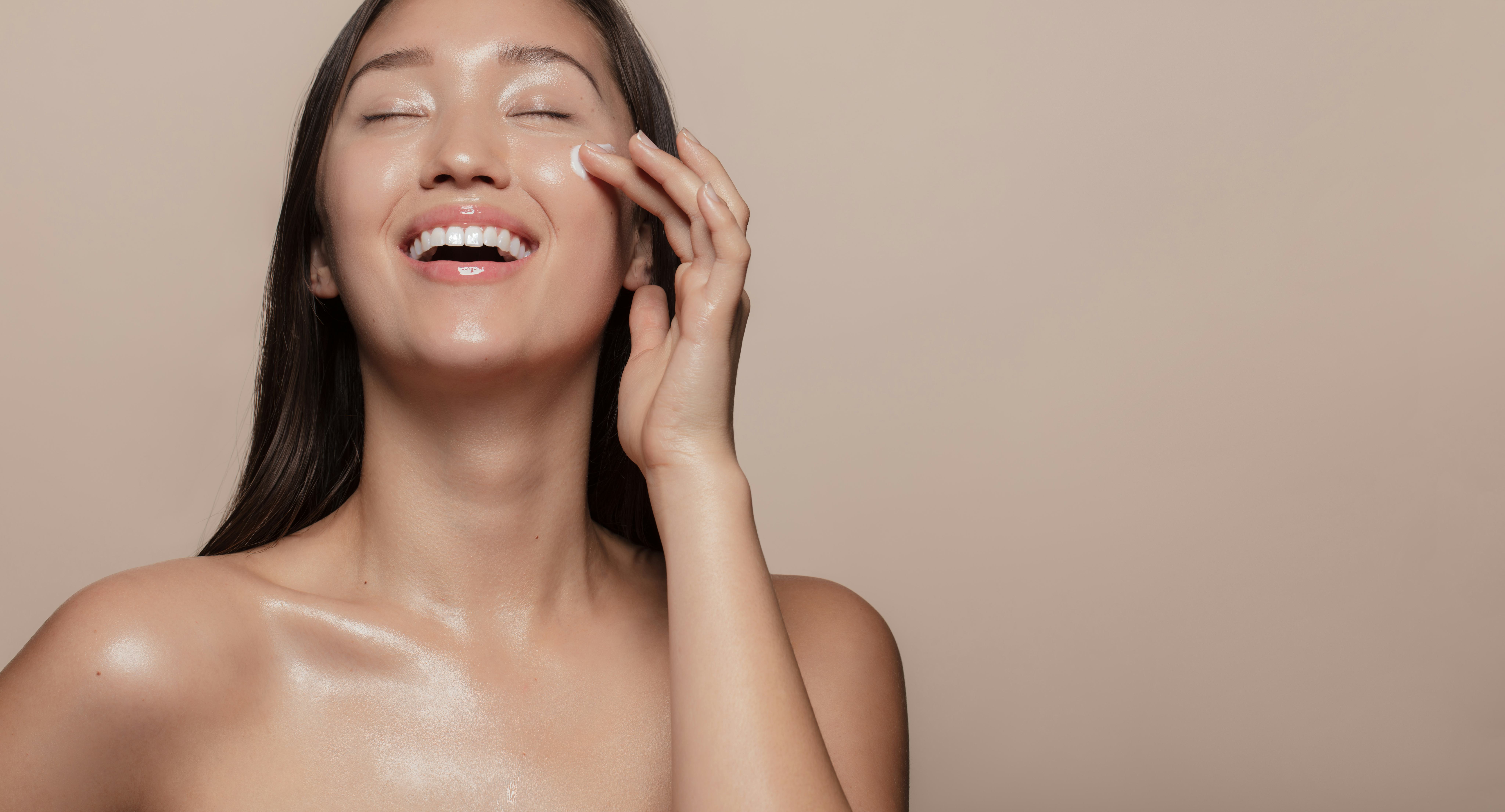 How To Apply Face Oil Properly, Because You Definitely Need It In Your