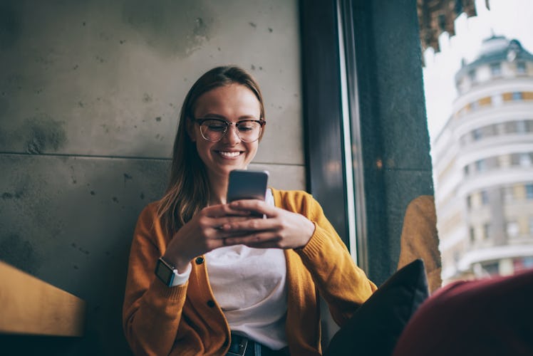 Here's how to tell if you have chemistry over FaceTime, according to experts.