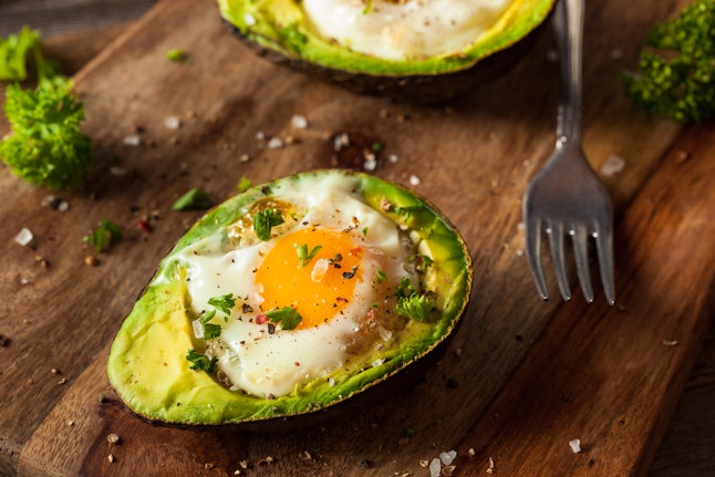 Oeuf maison bio cuit à l'avocat avec sel et poivre