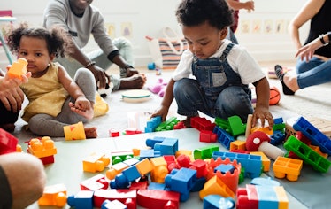 不同的孩子喜欢玩五颜六色的玩具积木。万博体育app安卓版下载