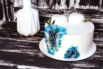 Geode cake, white cream cake with blue crystals.