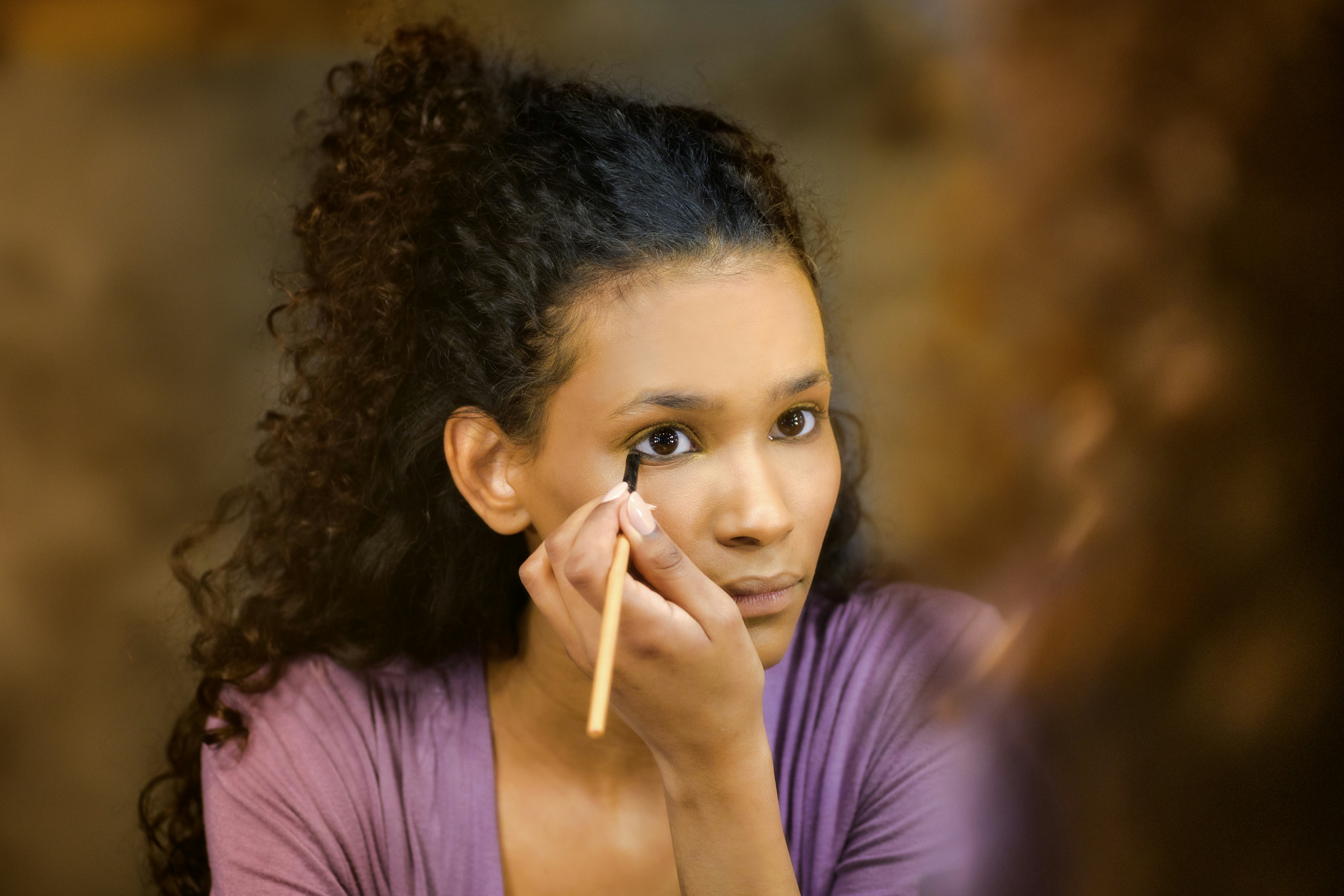 9 Eyeliner Tips For Shaky Hands, Directly From Pro Makeup Artists