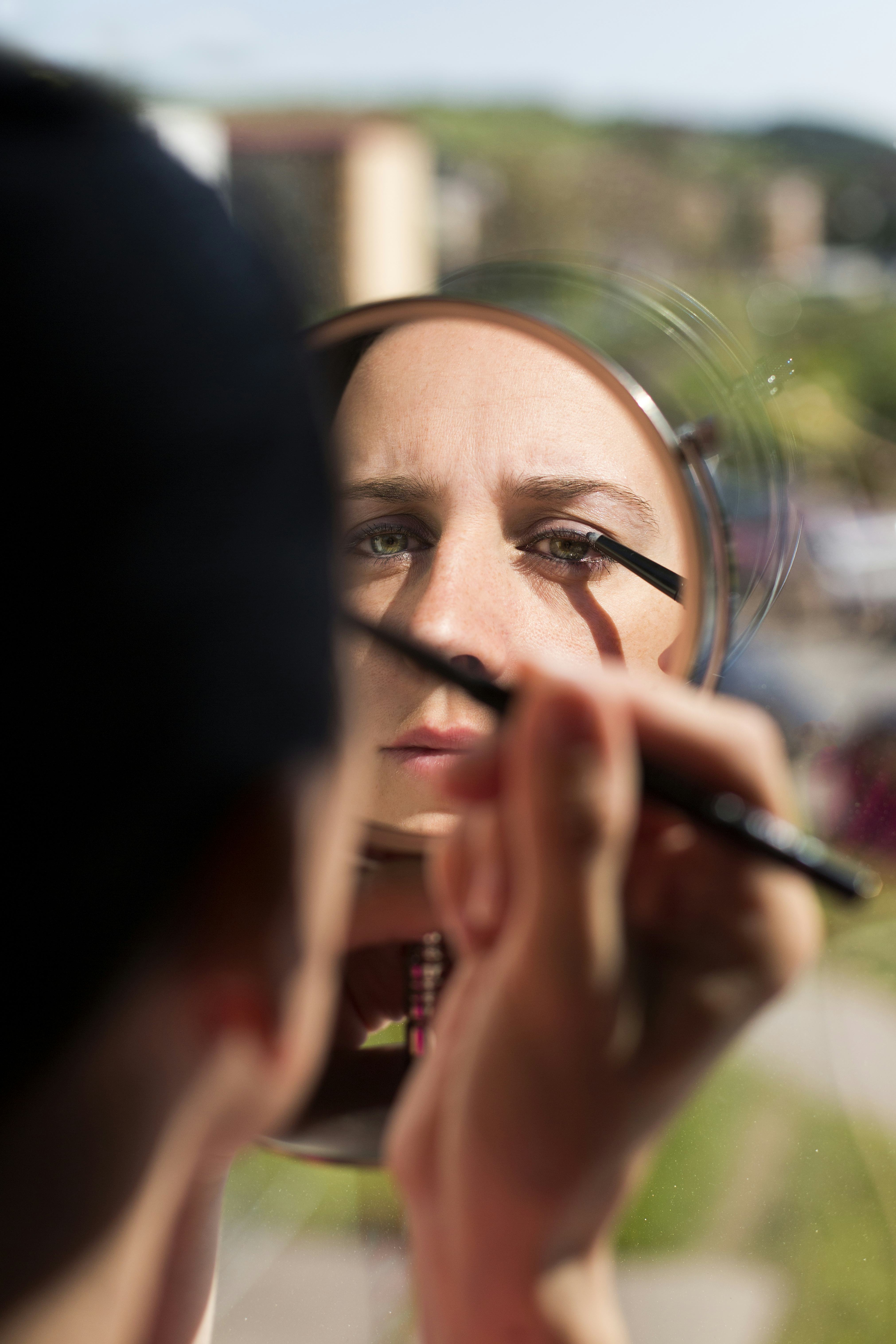 9 Eyeliner Tips For Shaky Hands, Directly From Pro Makeup Artists