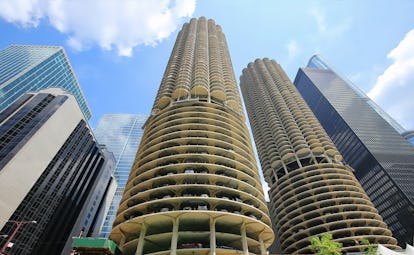 De hauts gratte-ciel le long du fleuve Chicago