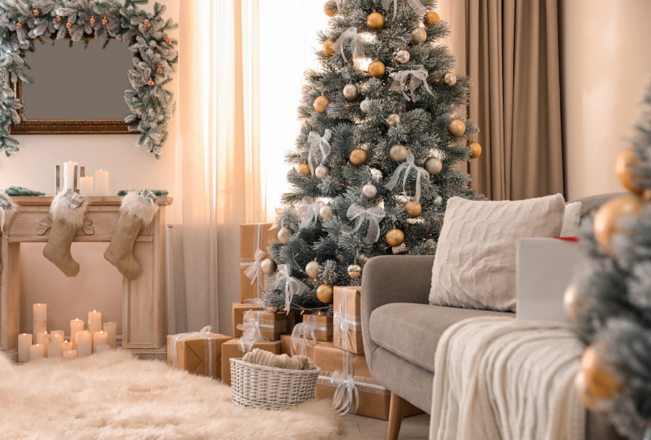 Một hình nền Zoom cây thông Giáng Sinh sẽ khiến không gian làm việc của bạn trở nên ấm áp và thêm phần sinh động. Tạo ra không gian lễ hội để cùng nhau chào đón mùa Giáng Sinh đang đến gần!