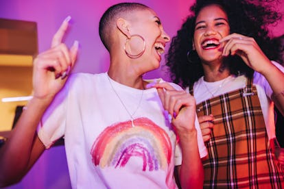 Duas jovens celebrando seus horóscopos anuais de amizade de 2022 para ambos os signos do zodíaco.