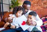 two childrengiving dad a Valentine's Day card, what to write in a valentine's day card
