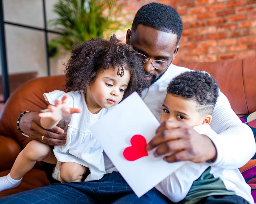 two childrengiving dad a Valentine's Day card, what to write in a valentine's day card