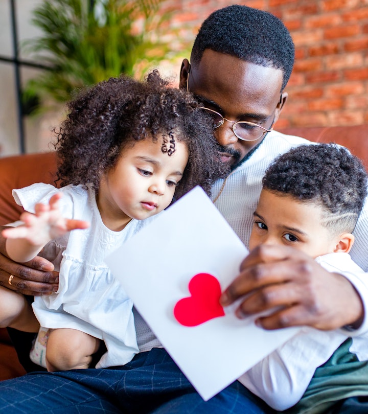 two childrengiving dad a Valentine's Day card, what to write in a valentine's day card