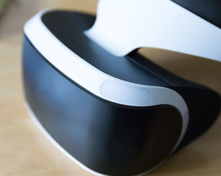 Consumer virtual reality headset