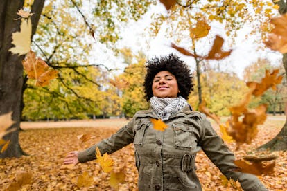 Mulher afro-americana curtindo a temporada de outono