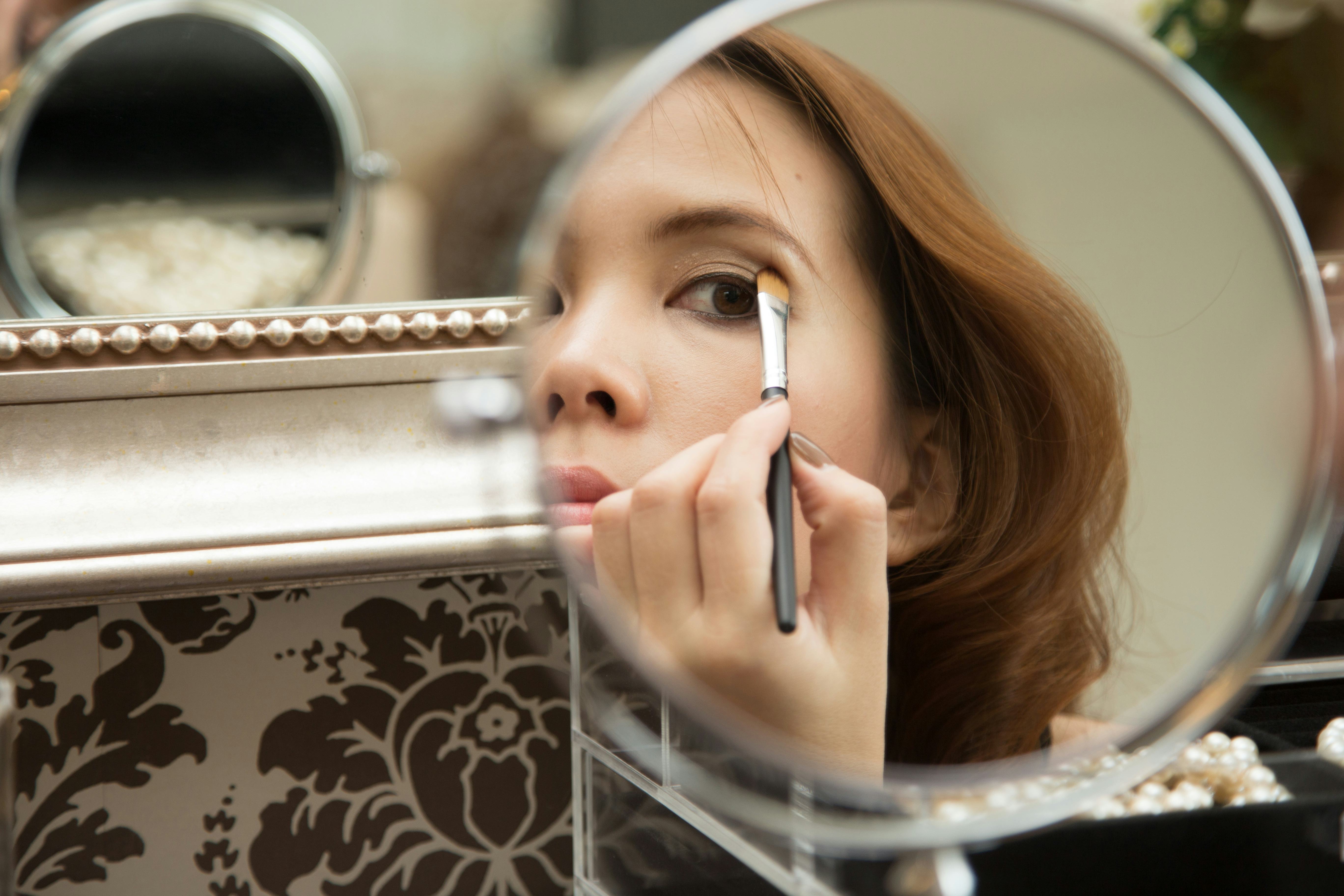 Makeup artists give eyeshadow tips for hooded eyes that will make smudging a thing of the past.