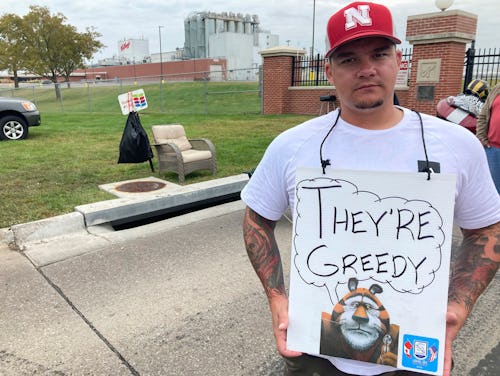 Michael Shlee, a bulk unloader at a Kellogg's cereal plant, pickets outside the facility's main entr...