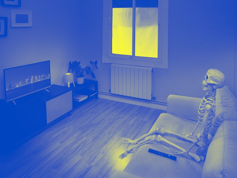 Lonely skeletón watching TV on a couch