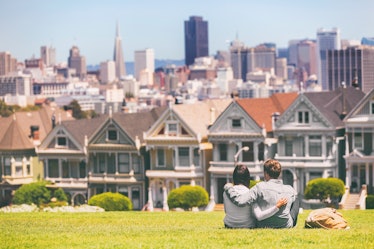 旧金山——阿拉莫广场的人。涂女士夫妇在阿拉莫公园游客放松的哦…