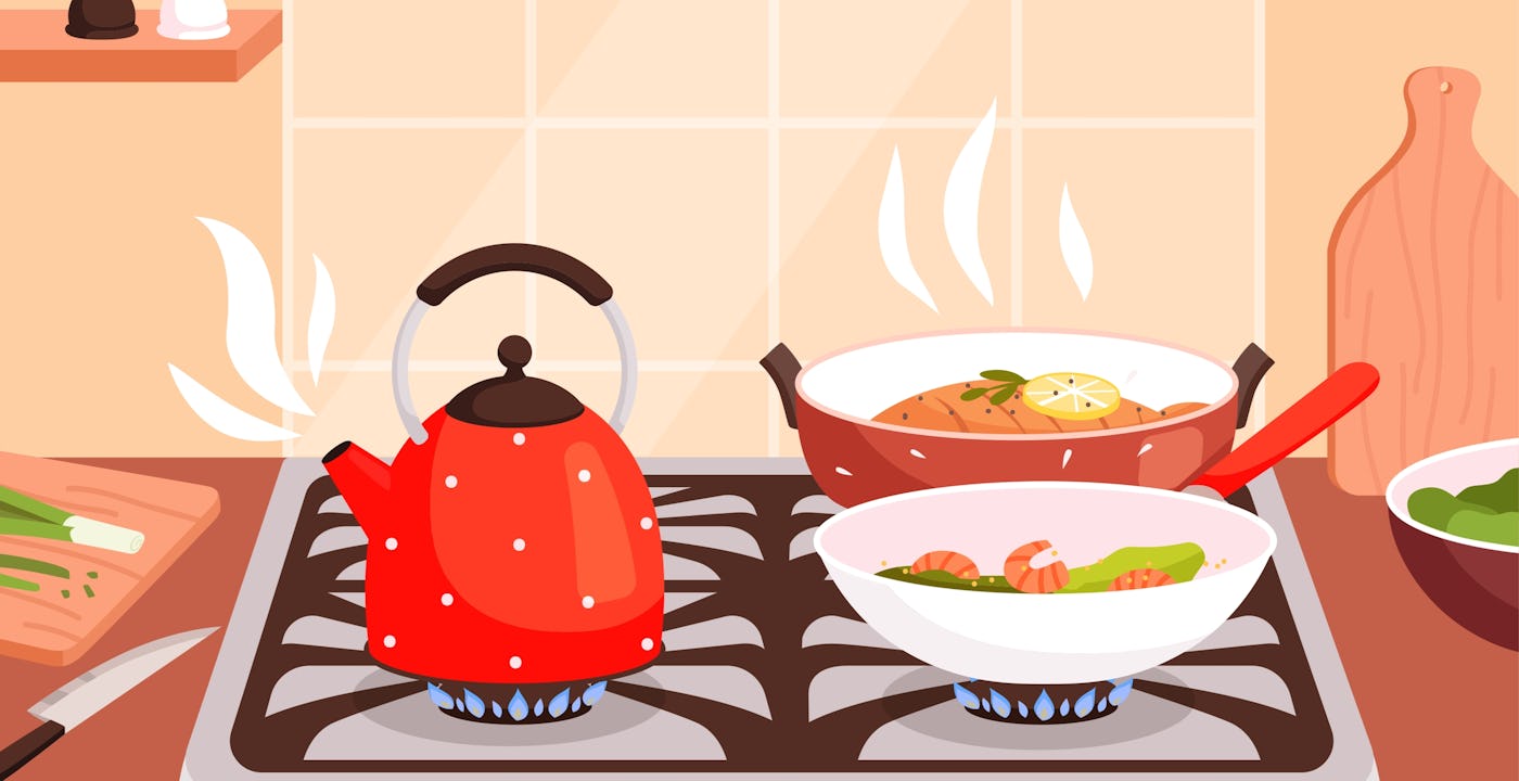 Кухненско готвене. Кипене в тигани на изгаряне на газова печка и пара от приготвяне на храна вкусна кухня