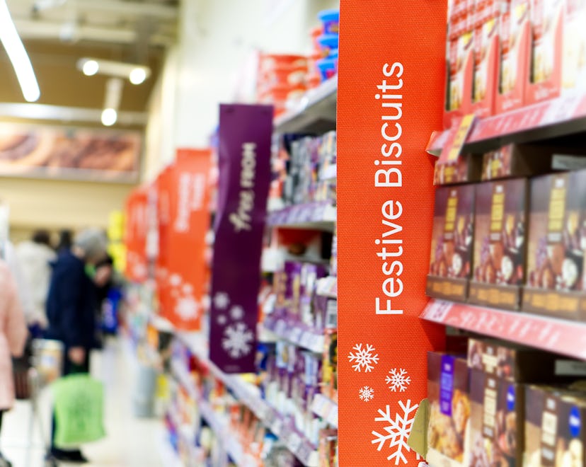 woman shopping thanks to Walmart's Christmas Eve hours