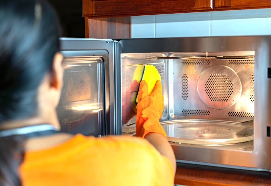 How to Clean Your Microwave Oven