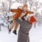 寒冷的天气，爸爸抱起小儿子一起在户外玩耍，快乐的爸爸和孩子玩耍……万博体育app安卓版下载