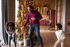 喜出望外的非裔美国父亲和可爱的孩子们在寒假里玩得很开心，家庭快乐……