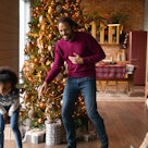 欣喜若狂的非裔美国父亲和可爱的孩子们在寒假玩得很开心，快乐的家庭智慧…
