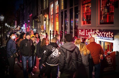 2022-05-03 21:56:36 AMSTERDAM - Crowds on the ramparts in the center of Amsterdam. The alcohol sales...