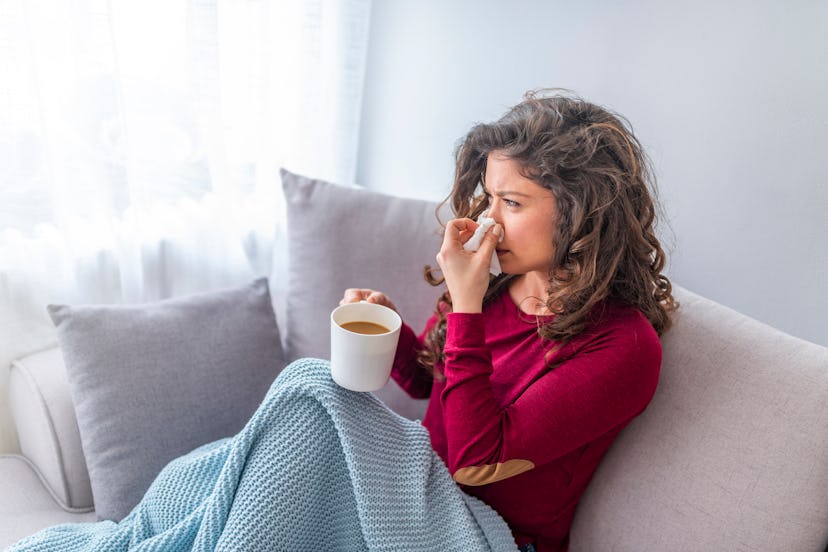 Flu symptoms include fever, chills, and body aches. 