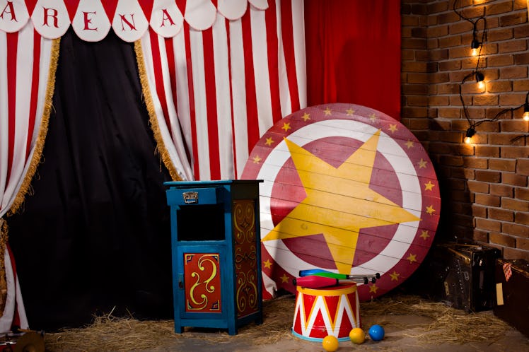 You could use circus props for photos with carnival prom theme for 2022. 