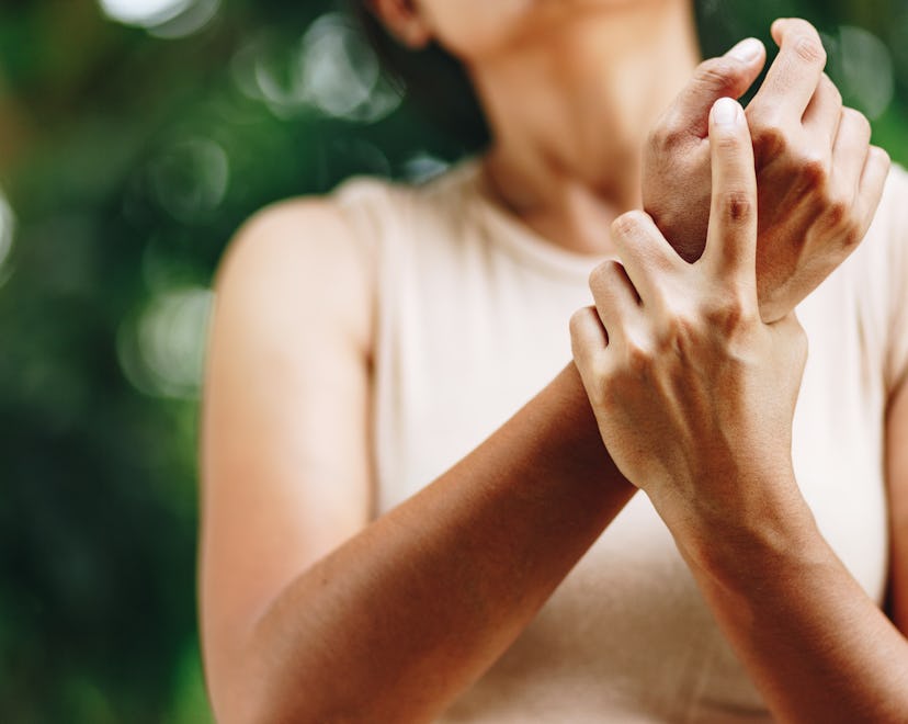 woman grabbing wrist, looking for pregnancy carpal tunnel relief 