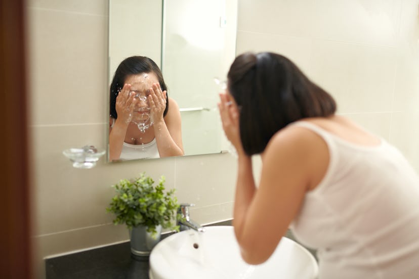 is niacinamide pregnancy safe? pregnant woman splashing water on face