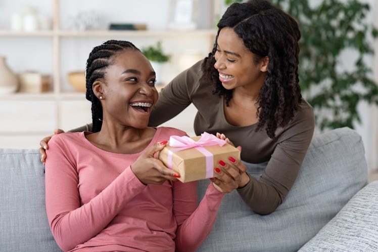 If you need a graduation gift for best friend, these present ideas will help.